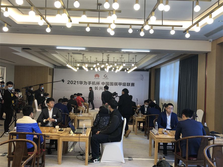 　　　　罗夏的面罩必然会让良多人感觉成心思，固然在原作漫画里只是一个通俗面罩，但片子中付与了更多的寄义，罗夏墨迹测试这个有些神棍的工具，刚好反应在了他的面罩之上。